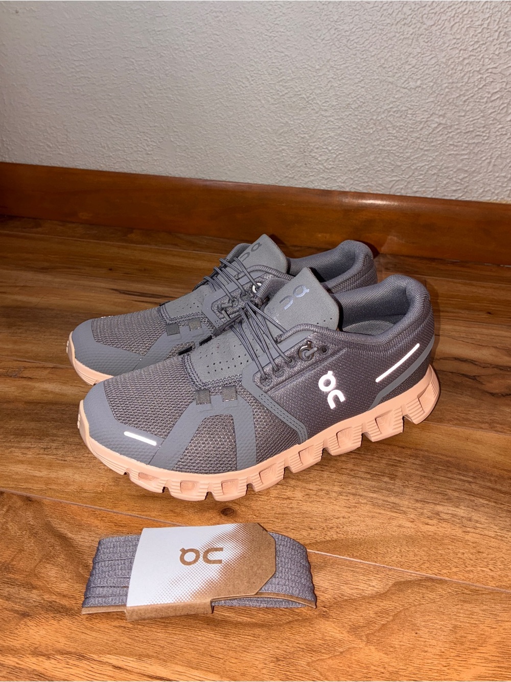 On Cloud 5 Women’s Athletic Running Sneaker Shoes, gray w/ peach soles- size 5.5